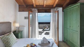 Suite junior, vista al lago | 2 habitaciones, edredón y caja de seguridad en la habitación