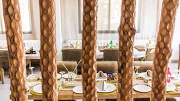 Se ofrece un desayuno bufé (8.5 USD por persona)