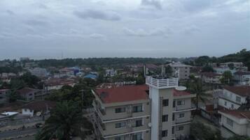 A multi-story building with a flat roof and satellite dishes.