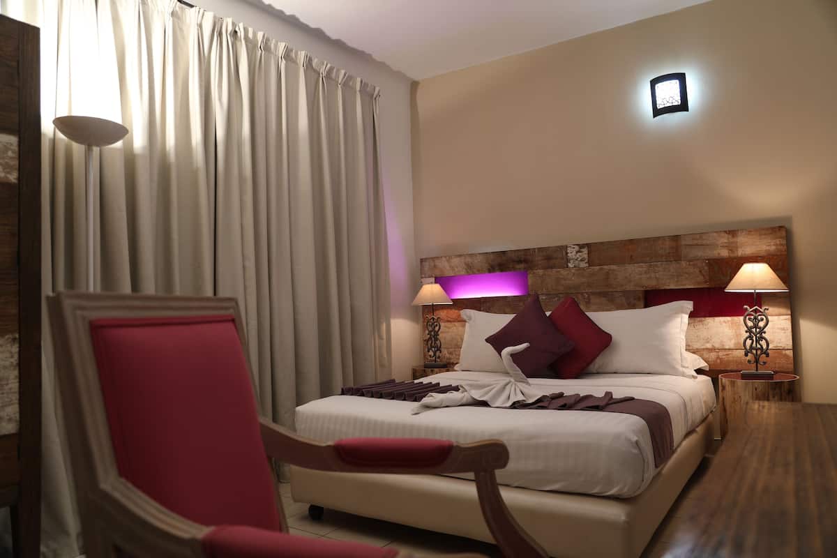 Deluxe Room | In-room safe, desk, blackout drapes, soundproofing