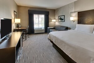 Escritorio, cortinas blackout y tabla de planchar con plancha 