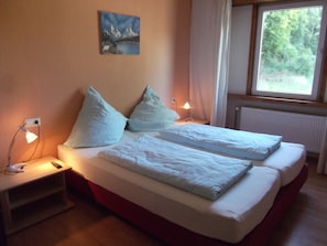 Cots/infant beds, free WiFi