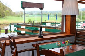 Daily continental breakfast (EUR 7.00 per person)