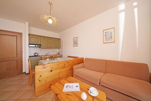 Economy Apartment, 2 Bedrooms, Mountain View | Private kitchen - Residence Primera Rompala (Tignale)