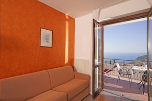 Superior Apartment, 2 Bedrooms, Lake View | Living area