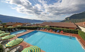 Außenpool (je nach Saison geöffnet), Sonnenschirme, Liegestühle