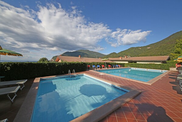 Seasonal outdoor pool, pool umbrellas, sun loungers - Residence Primera Rompala (Tignale)