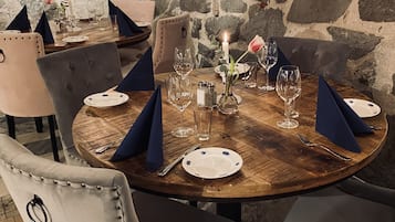 Aamiainen, lounas ja illallinen; paikallinen keittiö, ulkoilmaravintola