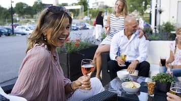 Petit-déjeuner et déjeuner servis sur place, restauration en plein air 