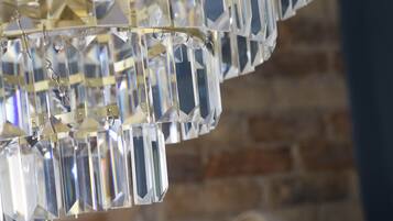 Un lustre orné de nombreux éléments en cristal transparent.