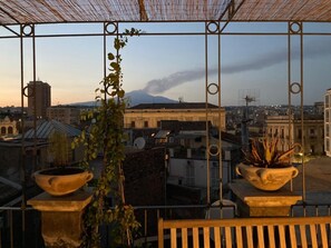 Deluxe Apartment, 1 Bedroom, City View, Annex Building | Premium bedding, down comforters, memory foam beds, in-room safe - Casa D'aria (Catania)