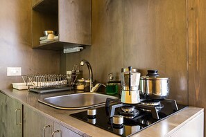 City Apartment, 1 Bedroom (AMBRA) | Private kitchenette | Fridge, stovetop, coffee/tea maker, electric kettle - Casa D'aria (Catania)