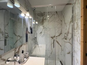 Standard Duplex (Split Level  - 2 adults OCRA) | Bathroom | Shower, free toiletries, hair dryer, slippers - Casa D'aria (Catania)