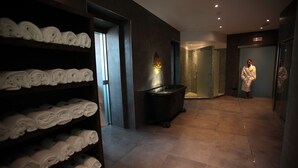 A modern bathroom with a bathtub, a towel rack, and a shower area. - Relais Paradiso (Gualdo Cattaneo)