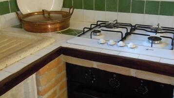 Refrigerador, horno, parrilla de estufa y cafetera y tetera