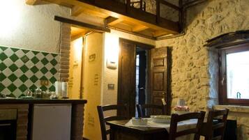 Fridge, oven, stovetop, coffee/tea maker