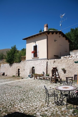 Outdoor dining - La Casa su Le Dimore del Borgo (Santo Stefano di Sessanio)