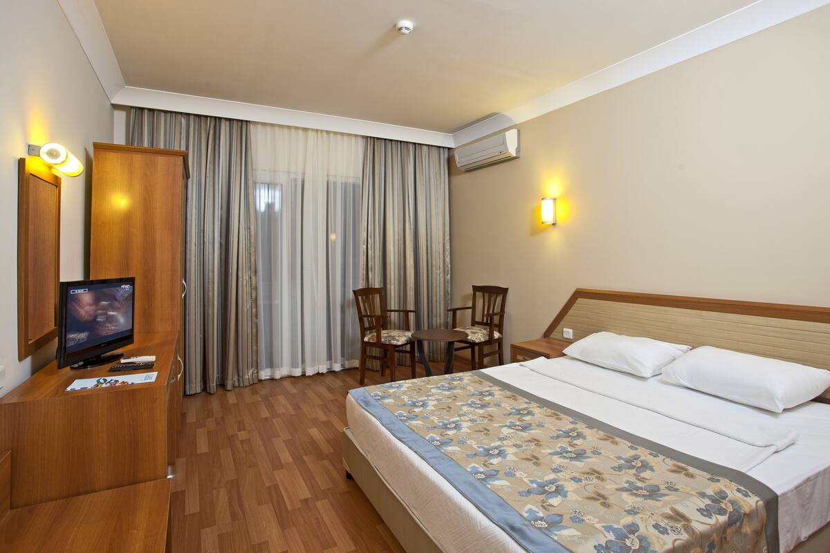 Standard Room | Minibar, desk