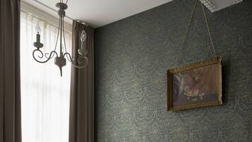 Minibar y caja de seguridad en la habitación