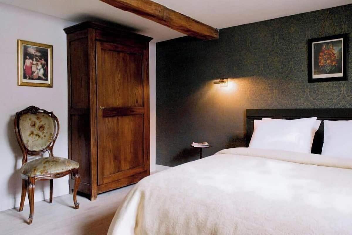 Minibar, in-room safe, iron/ironing board, free WiFi