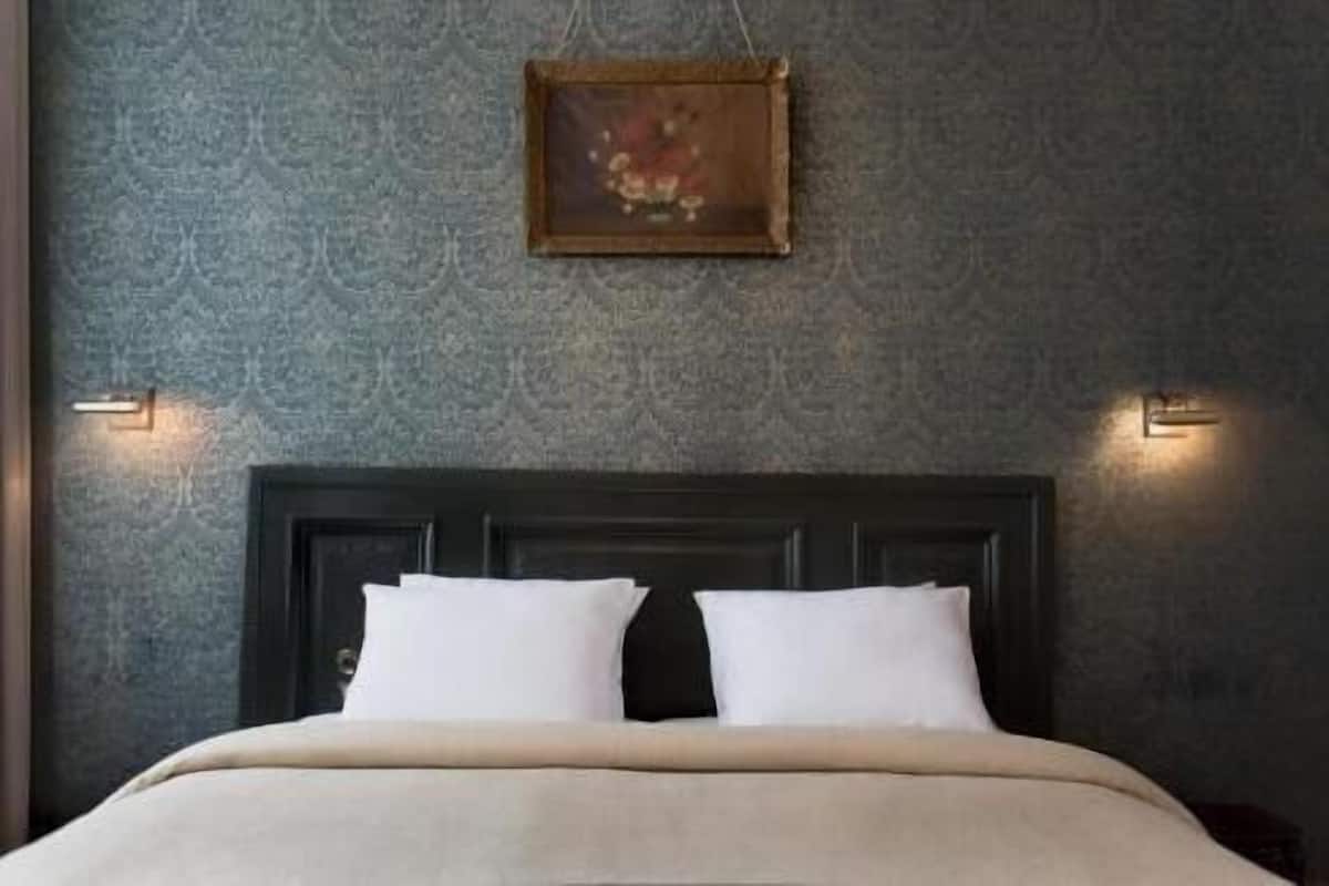 Minibar, in-room safe, iron/ironing board, free WiFi