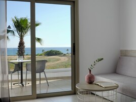 Twin / Double Room Sea View | Zona de estar | Una televisión de pantalla plana