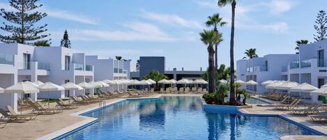 Piscina coberta i 3 piscines a l'aire lliure