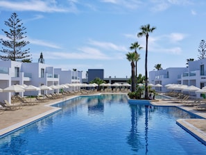 Indoor pool, 3 outdoor pools