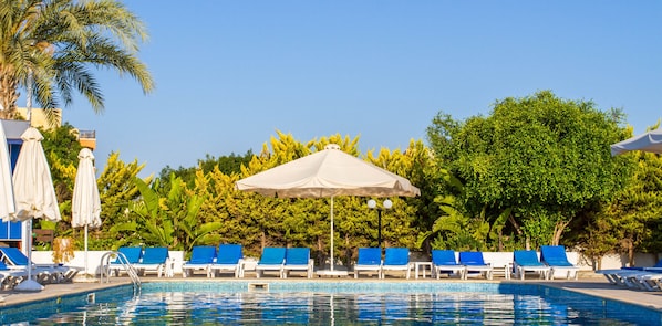 Piscine extérieure (ouverte en saison), parasols de plage