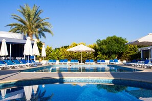 Seasonal outdoor pool, pool umbrellas, sun loungers - Mariandy Hotel (Pyla)