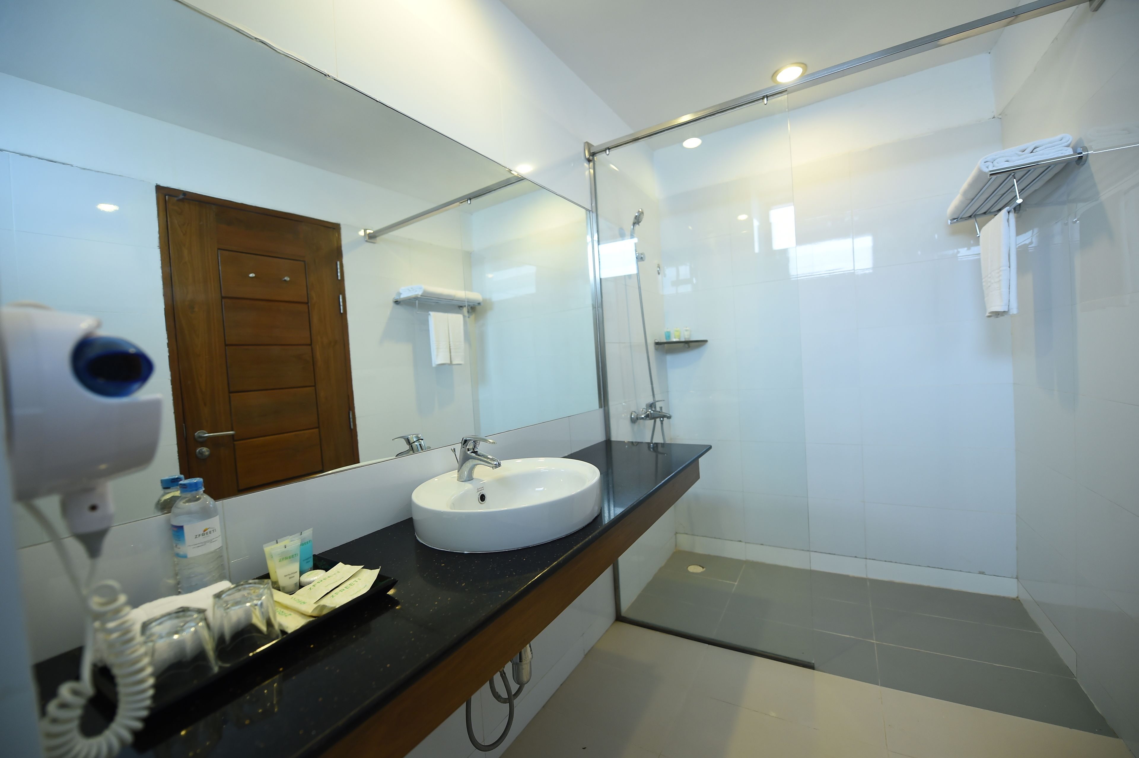 superior room | bathroom | free toiletries, slippers, towels