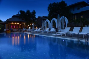 Outdoor pool, pool umbrellas - Zfreeti Hotel (Nyaung-U)