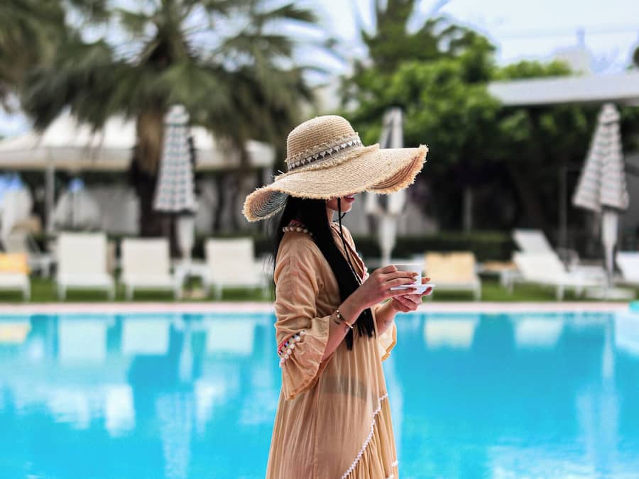Een buitenzwembad, parasols voor strand/zwembad