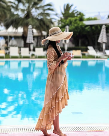 Outdoor pool, pool umbrellas, sun loungers. Marathon Beach Resort