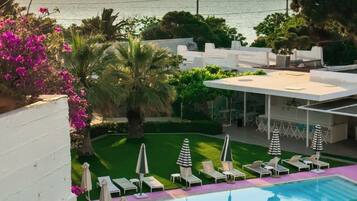 Outdoor pool, pool umbrellas, sun loungers