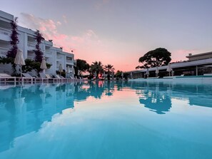 Outdoor pool, pool umbrellas, pool loungers - Marathon Beach Resort (Marathon)