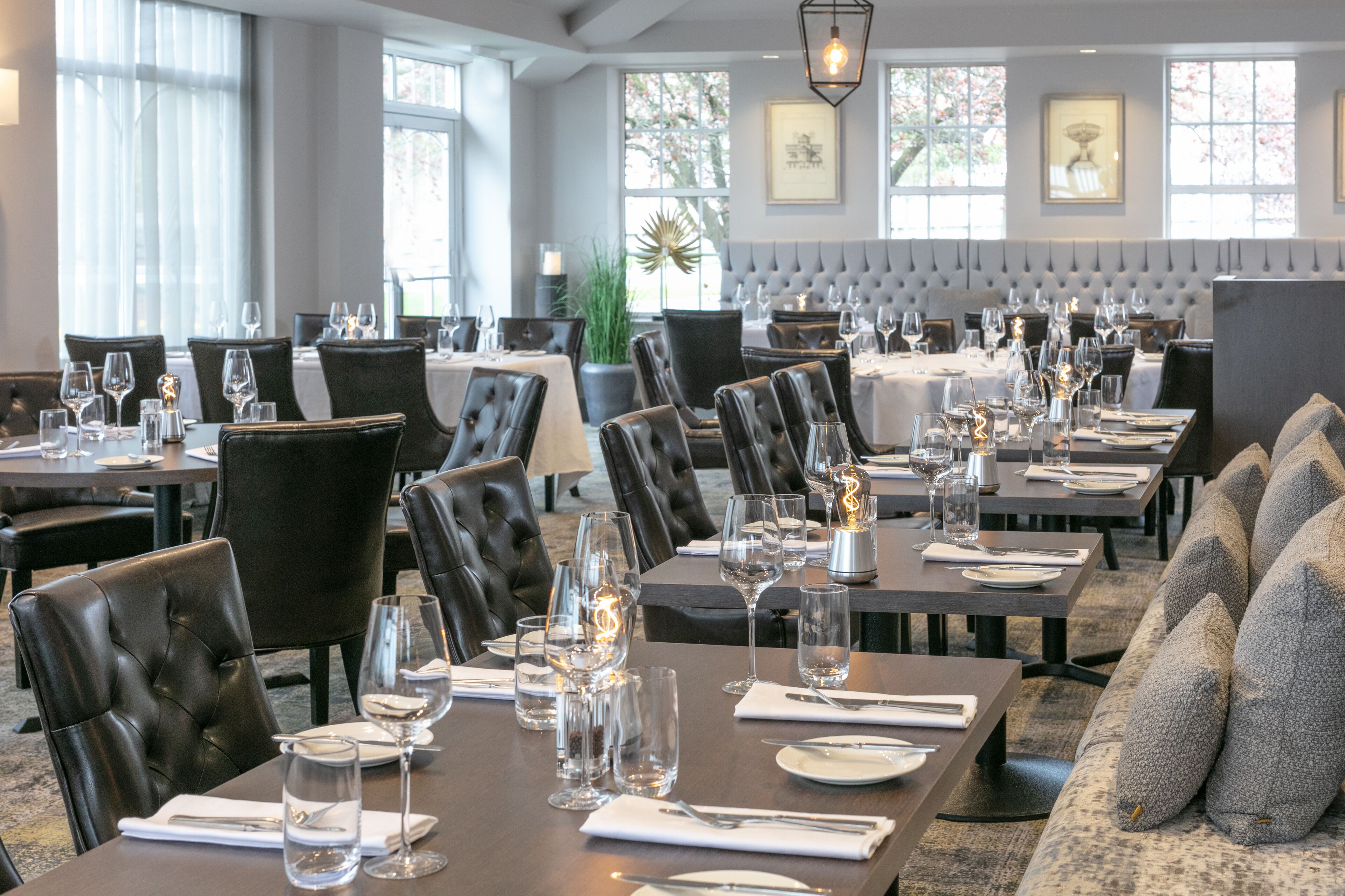 Frokost og middag serveres, utsikt mot hagen 