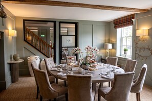 Se sirven desayunos y cenas; con vista al jardín