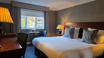 Executive Room, 1 Double Bed, Non Smoking | In-room safe, desk, laptop workspace, soundproofing