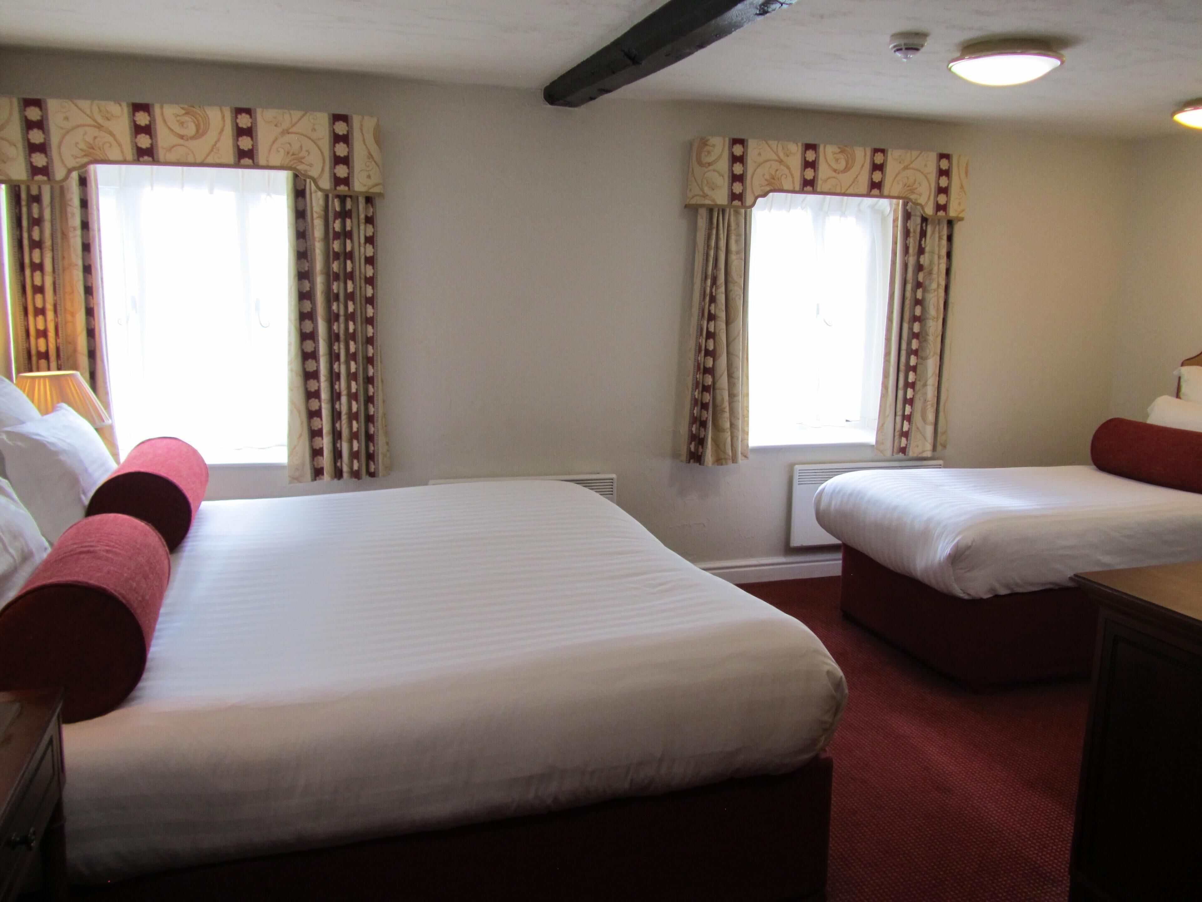 Habitación familiar, varias camas, para no fumadores | Caja de seguridad en la habitación y escritorio 