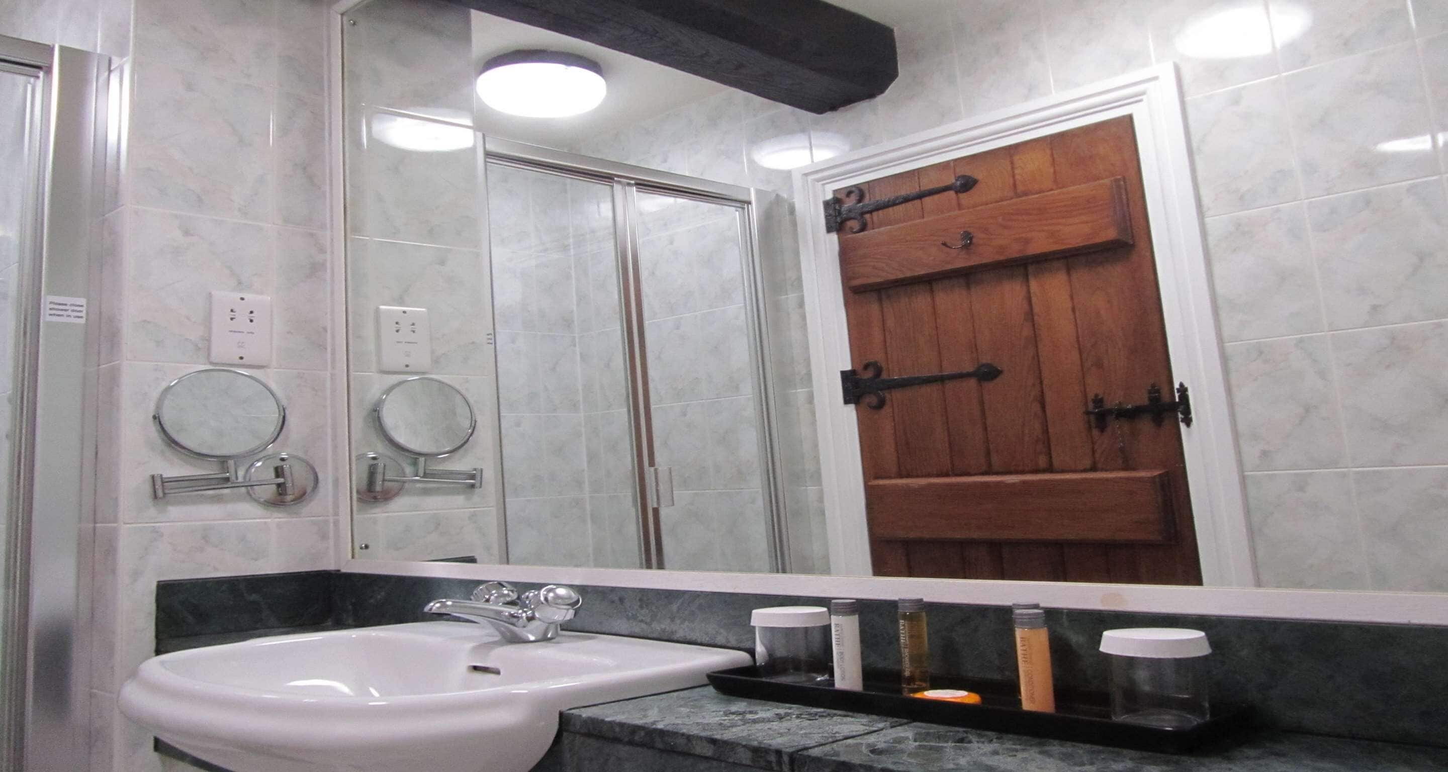 Peti besi dalam bilik, meja, ruang kerja komputer riba, kalis bunyi 