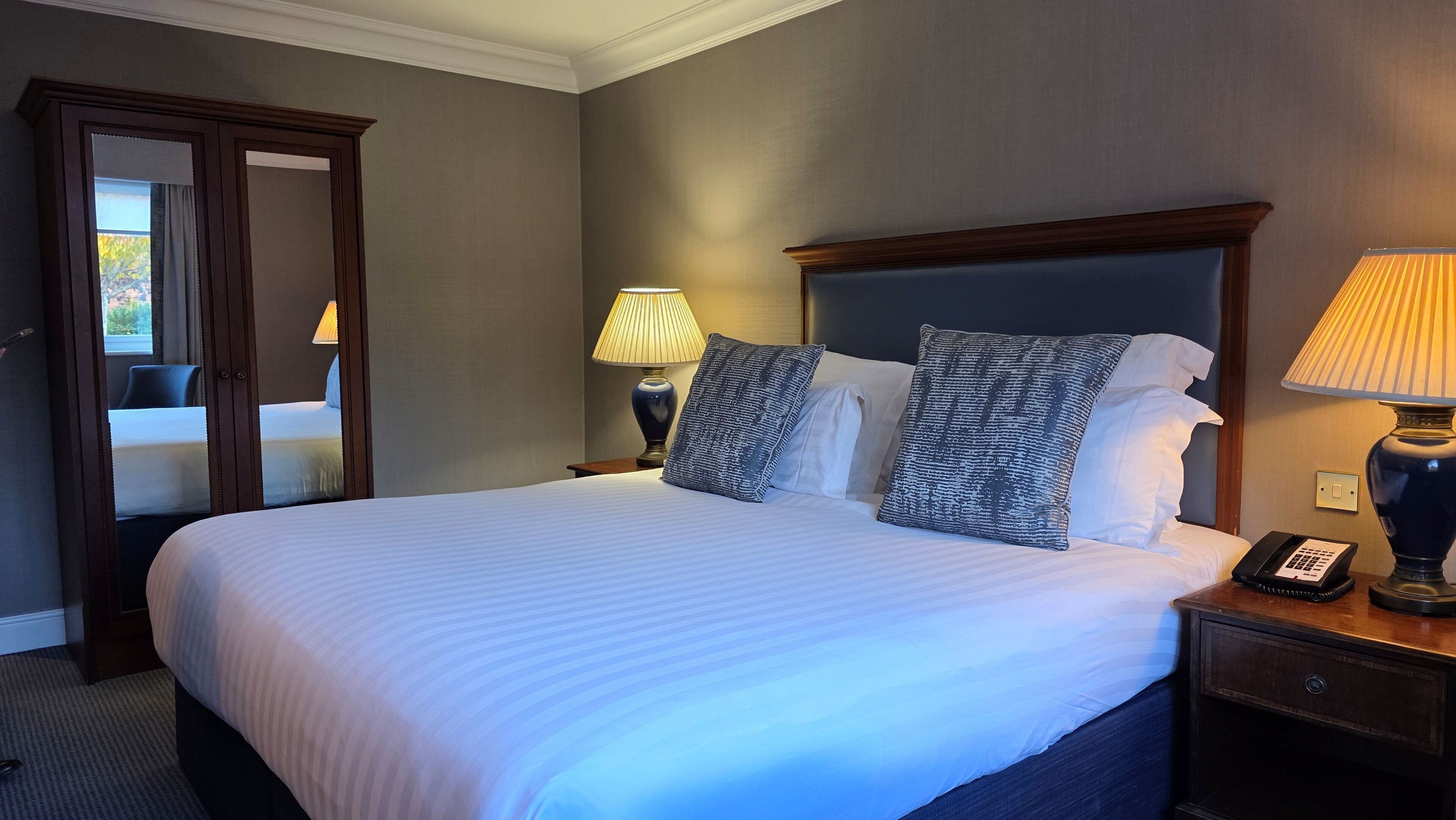 Safe på rommet, skrivebord, skrivebord for bærbar PC og lydisolert