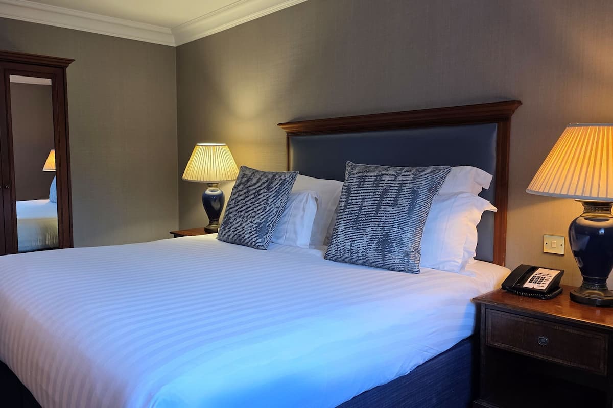 Safe på rommet, skrivebord, skrivebord for bærbar PC og lydisolert