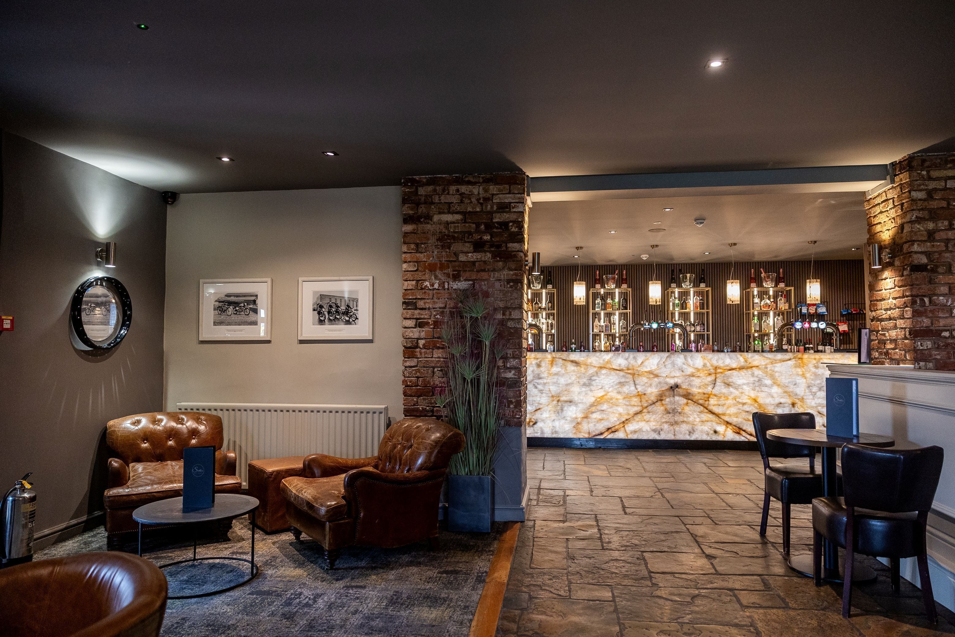 3 bars/lounges, cocktail bar