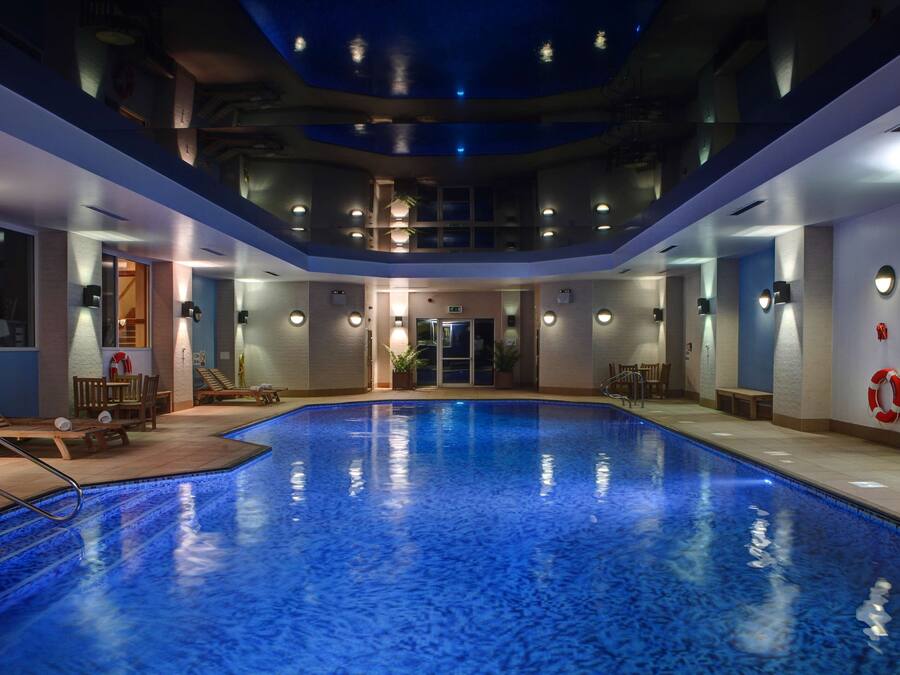 Indoor pool, pool loungers