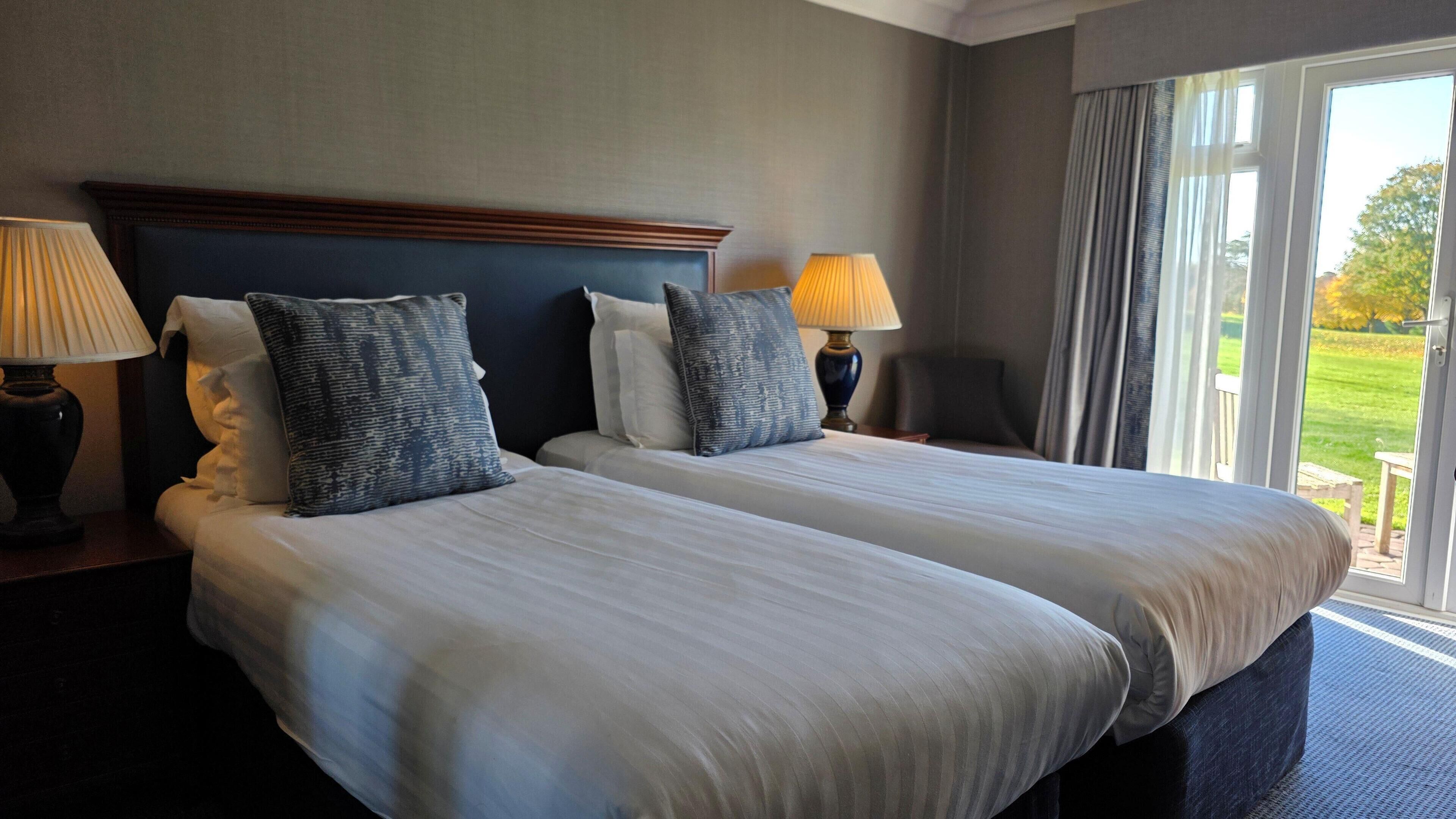 Habitación Deluxe, 2 camas individuales, para no fumadores | Caja de seguridad en la habitación y escritorio 