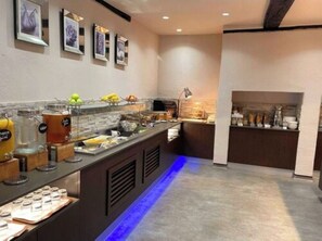 Daily full breakfast (GBP 15.95 per person)