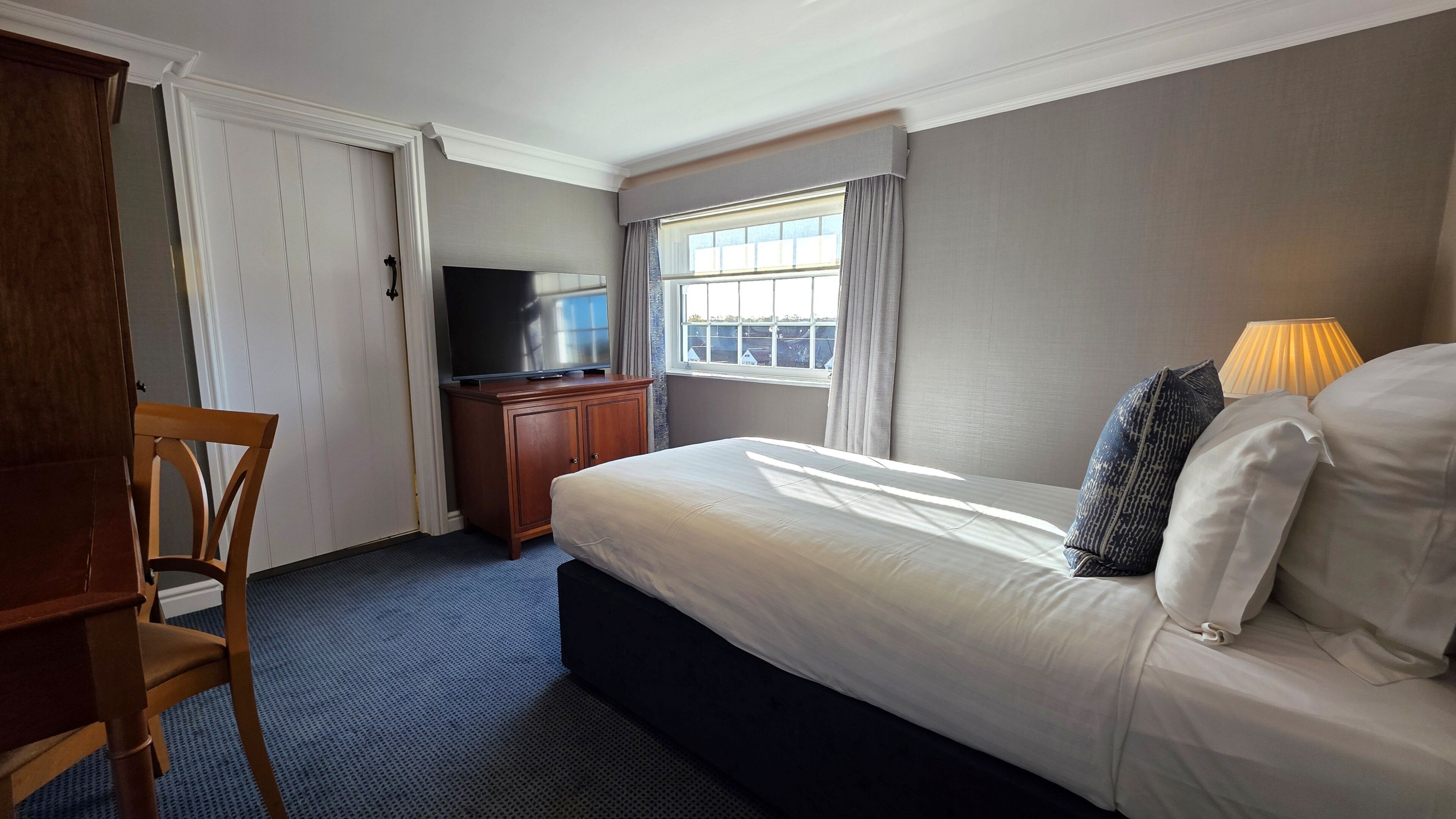 In-room safe, desk, laptop workspace, soundproofing