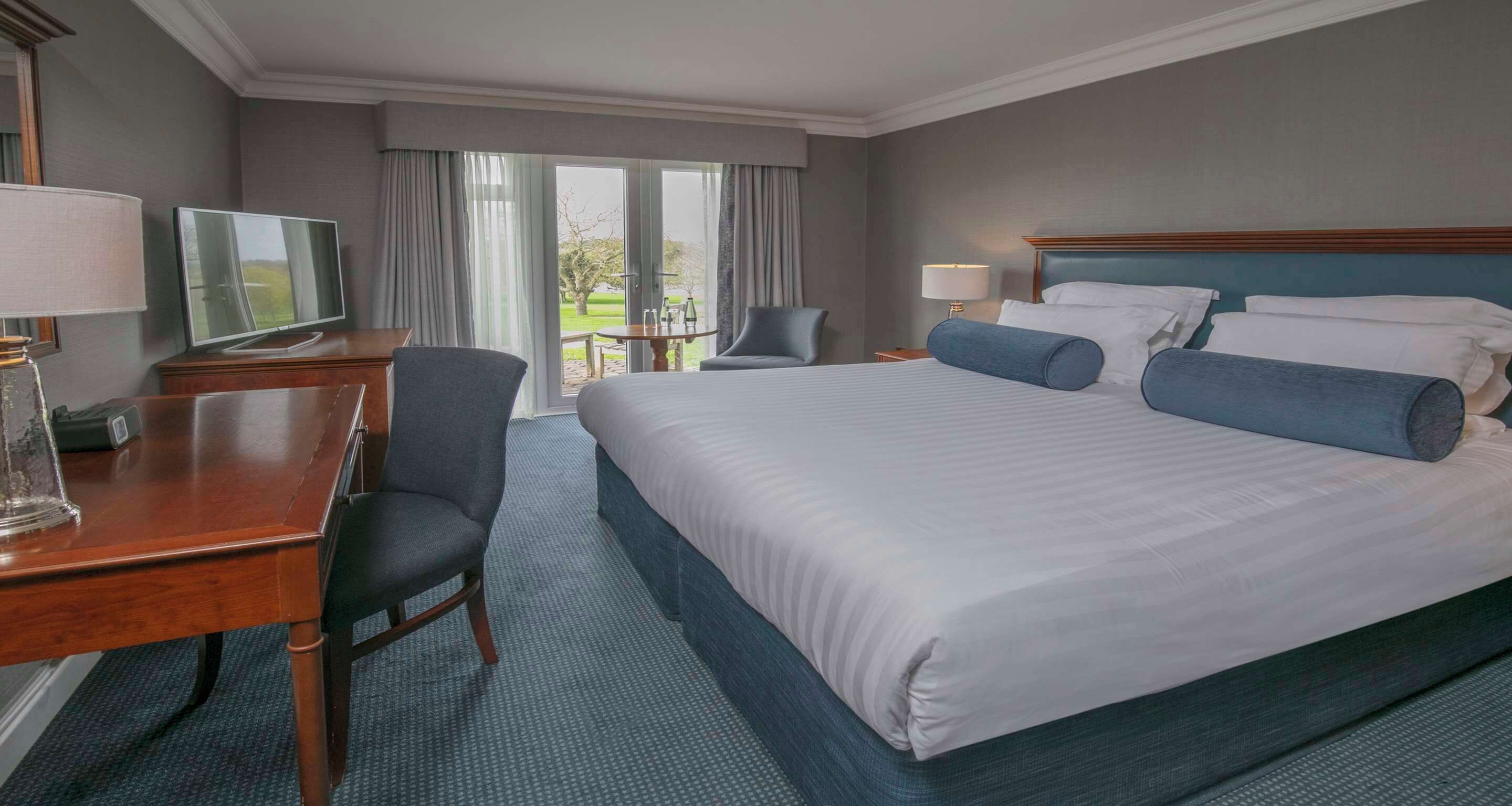 Habitación Deluxe, 1 cama matrimonial, para no fumadores | Caja de seguridad en la habitación y escritorio 