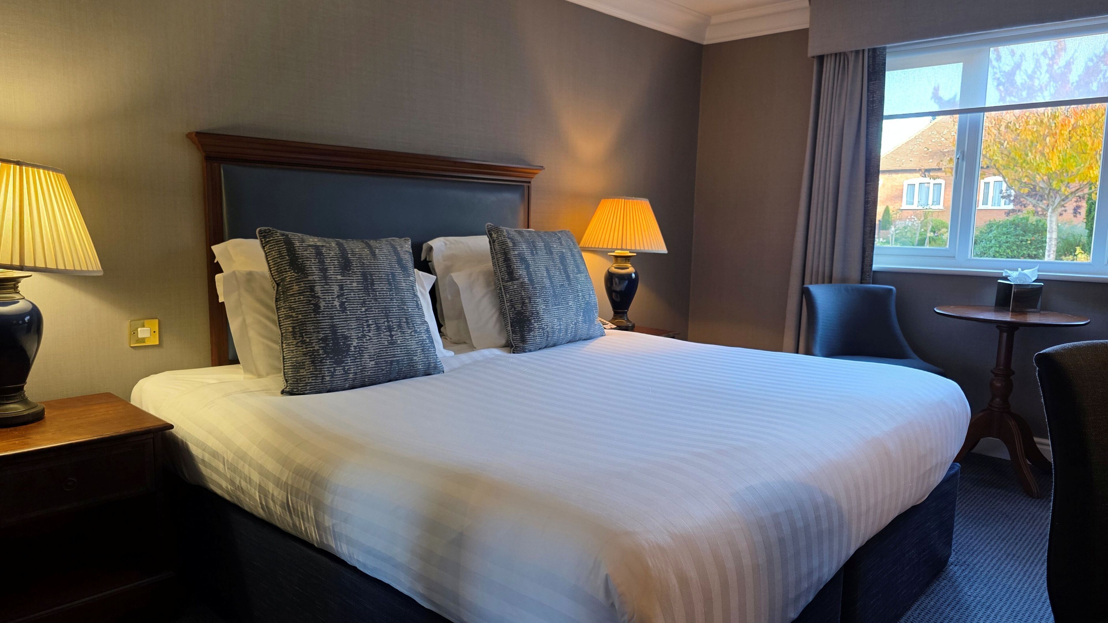 Chambre Exécutive, 1 lit double, non-fumeurs | Coffres-forts dans les chambres, bureau